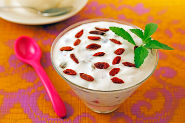 Goji berries with yogurt and stevia.