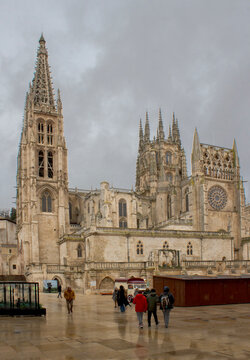 Catedral g&oacute;tica de Burgos bajo la lluvia