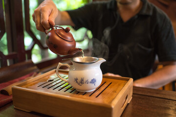 台湾・台中の茶藝館　中国茶を注ぐ男性　Chinese tea ceremony at tea house in...