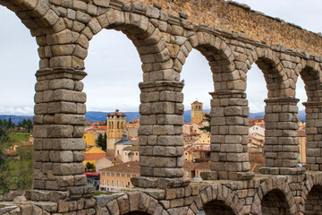 Acueducto de Segovia, detalle de los arcos con la ciudad antigua de fondo