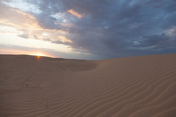 Fototapeta na wymiar Sunset over the sand dunes in Sahara desert near Tozeur