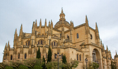 Fototapeta na wymiar Catedral gótica de Segovia, panorámica con cielo nuboso