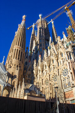 Arquitectura modernista. Obras de la Bas&iacute;lica de la Sagrada Familia de Barcelona. Torres con dos gr&uacute;as
