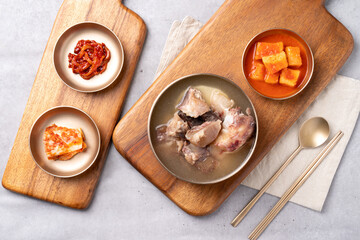 Korean food, Korean beef, gomtang, beef camouflage, crucible soup, boiled pork, beef tail, steamed, soup, side dishes, salted squid, kkakdugi,