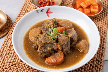 Korean food, Korean beef, gomtang, beef camouflage, crucible soup, boiled pork, beef tail, steamed, soup, side dishes, salted squid, kkakdugi,