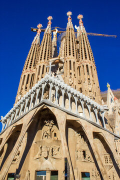 Arquitectura modernista. Obras de la Bas&iacute;lica de la Sagrada Familia de Barcelona. Torres con dos gr&uacute;as
