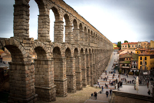 Acueducto de Segovia, Espa&ntilde;a en un d&iacute;a nublado