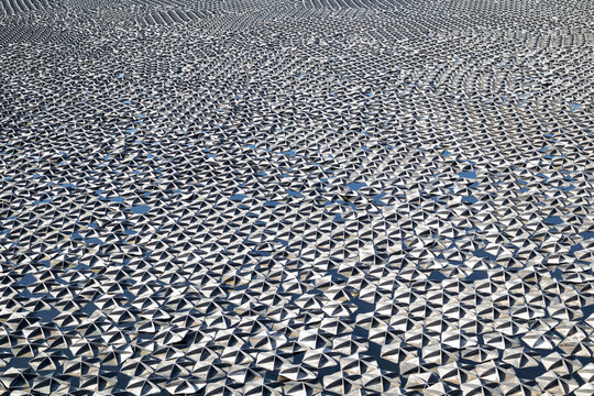 Embalse de agua cubierto de piezas flotantes para evitar la evaporaci&oacute;n del agua y el desarrollo de algas