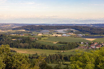 Fototapeta na wymiar Blick vom Aussichtsturm Hohenbodman bei Owingen auf den Bodensee und die Alpen