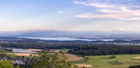Blick vom Aussichtsturm Hohenbodman bei Owingen auf den Bodensee und die Alpen - 754895762