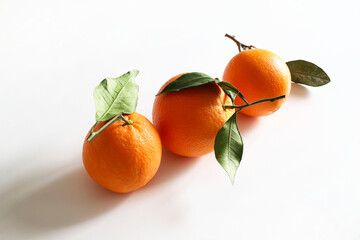 Gruppo di mandarini freschi isolati su sfondo bianco. Mandarino fresco. Concetto di cibo sano....