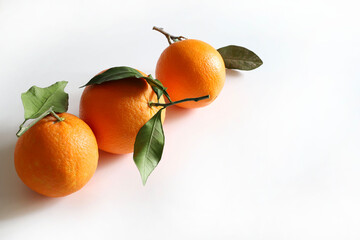 Gruppo di mandarini freschi isolati su sfondo bianco. Mandarino fresco. Concetto di cibo sano....