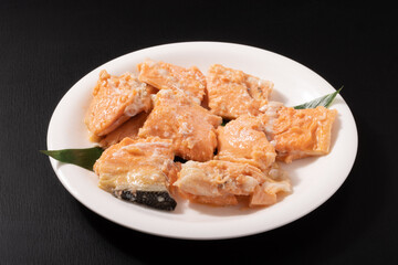 鮭の中骨　水煮（缶詰）