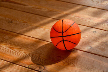 木の廊下に置かれたバスケットボール
