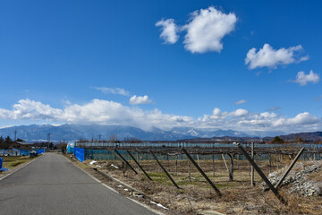 田舎風景　雪の残る春の松本市の風景