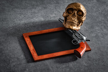 Tafel mit Revolver und Totenkopf