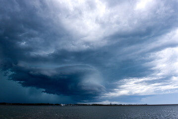 Gros orage au-dessus du port de Cleveland (Queensland, Australie)