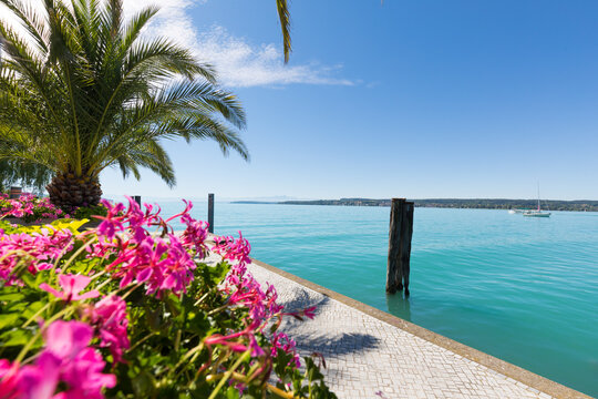Uferpromenade von &Uuml;berlingen am Bodensee, Deutschland