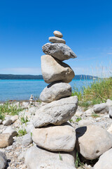 Gestapelte Steine in Balance am Bodenseeufer, Deutschland