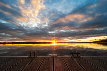 Romantischer Sonnenuntergang am Süßen See mit Blick von einem Bootssteg auf das Wasser