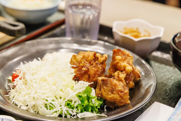キャベツがたっぷり入った唐揚げ定食