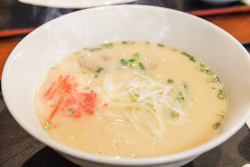 温かくて美味しそうな豚骨ラーメン