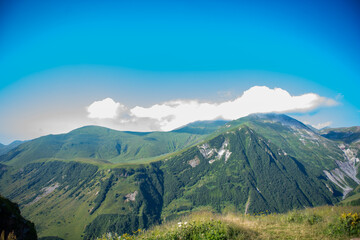 Obraz premium Endless Horizons: Green Mountains beneath a Blue Canopy