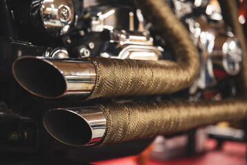 Zbliżenie na rury wydechowe owinięte taśmą termoizolacyjną w motocyklu harley. © Katarzyna