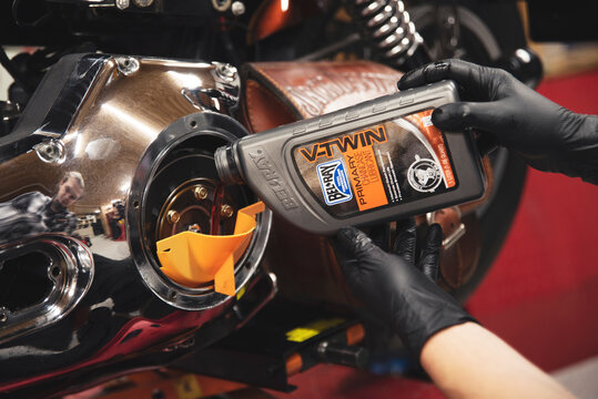 usługa serwisu olejowego w motocyklu harley-davidson