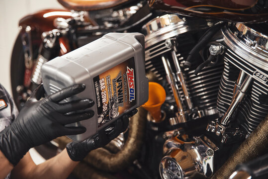 wymiana oleju Ams oil w motocyklu harley-davidson