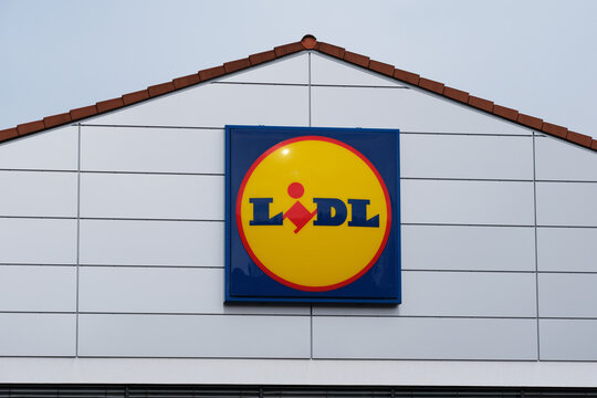 Lidl-Logo an einer Filiale, Deutschland, 10.03.2024