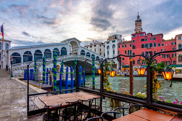 Rialto bridge over Grand canal at sunrise, Venice, Italy - obrazy, fototapety, plakaty