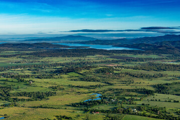 Fototapeta na wymiar Vue aérienne d'un paysage de la campagne située à l'Ouest de la ville d'Ipswich (Queensland, Australie), avec en arrière plan le lac Wivenhoe et des montagnes.