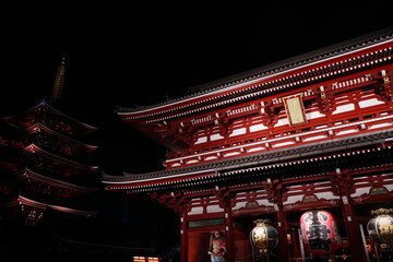 Sensoji or Asakusa Kannon Temple in Asakusa, Tokyo, Japan - 日本 東京 浅草 浅草寺 宝蔵門 - obrazy, fototapety, plakaty