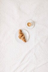 desayuno cafe y croissant