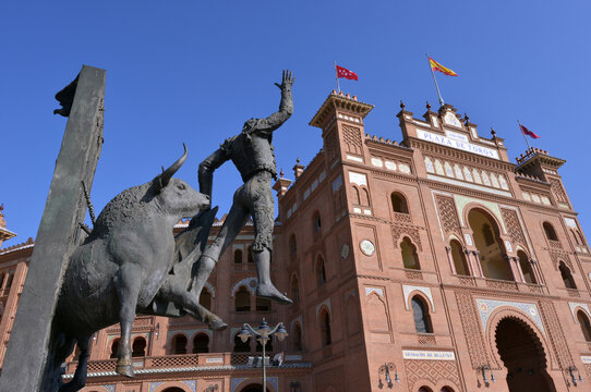 Estatua homenaje a Jos&eacute; Cubero S&aacute;nchez "El Yiyo" en la plaza de Toros de Las Ventas en Madrid, Espa&ntilde;a