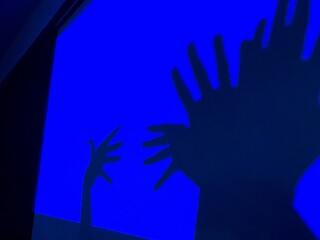 Silhueta de mãos em forma de sobra e fundo colorido - Silhouette of hands in shape of leftovers and colorful background