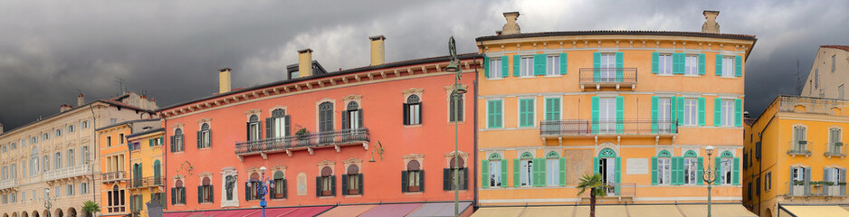 palazzi colorati d'epoca a verona, historical colorful buildings in verona italy   - 754984948