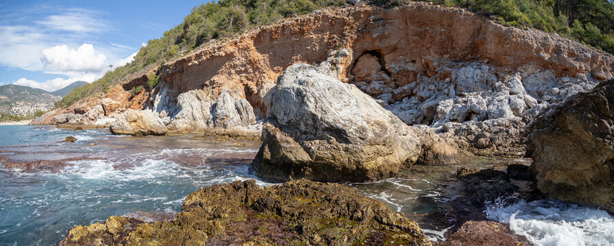 Panoramic photograph of the rocky shore of the Mediterranean Sea in the city of Alanya, Türkiye.
