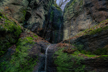 Wunderschöner kleiner Wasserfall an einer wundervoll bewachsenen Felsformation