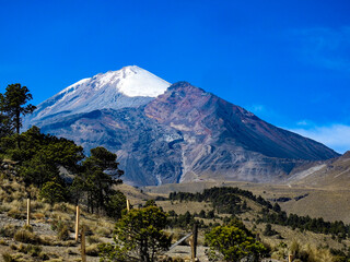 Naklejka premium Majestic Pico de Orizaba: National Park's Crown Jewel