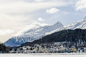 St. Moritz, St. Moritzersee, Oberengadin, Alpen, Corviglia, Piz Nair, Piz Julier, Winter, Wintersport, Winterwanderung, Stazerwald, Langlauf, Schneedecke, Graub&uuml;nden, Schweiz