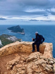 Wanderer schaut auf die Insel Sa Dragonera, Mallorca, Spanien