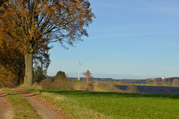 Obraz premium Solarpark Solar, Photovoltaik-Feldanlage, Herbst