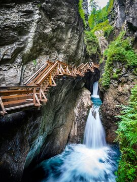 Tour durch die Sigmund Thun Klamm bei Kaprun (&Ouml;sterreich) Die Schlucht ist &uuml;ber extra angefertigte Holzwege und Br&uuml;cken &uuml;ber dem rei&szlig;enden Fluss begehbar.