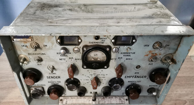 Altes milit&auml;risches Funkger&auml;t R 405NPT 1