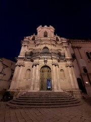 Obraz premium La chiesa di San Giovanni Evangelista a Scicli, di notte.