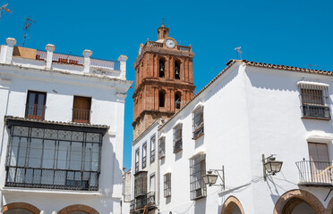 Arquitectura tradicional de casas blancas con el campanario de la parroquia de La Candelaria en la...