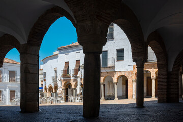 Arcada y columnas de los soportales en la plaza Chica de la villa de Zafra, España