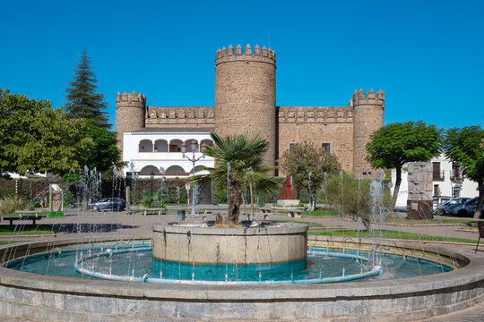 Fuente en la plaza del alc&aacute;zar con el palacio de los  Duques de Feria, hoy parador nacional de turismo en la villa de Zafra, Espa&ntilde;a